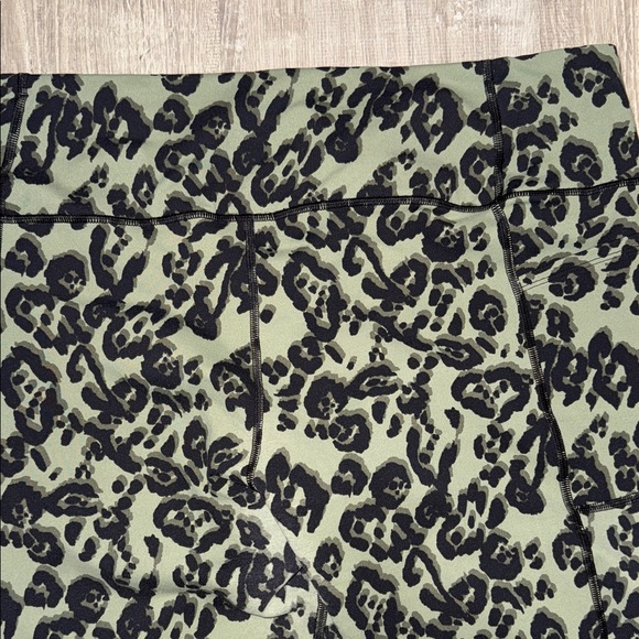 Victoria's Secret Sport Green and Black Leopard Print Leggings - Picture 7 of 8